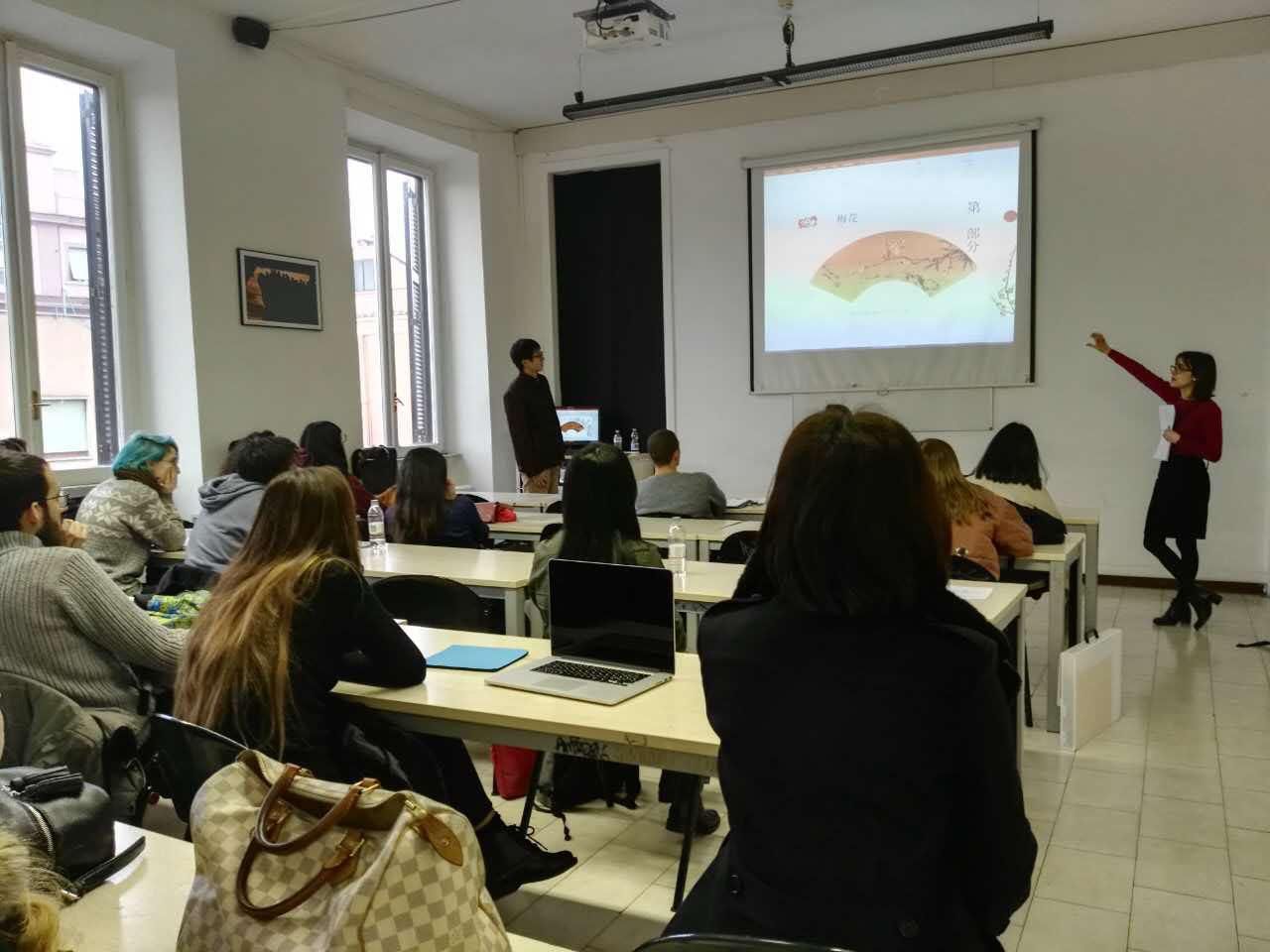 1.23 中国艺术研究院研究生陈斌在文化大讲堂上为欧洲设计学院学生授课.jpg
