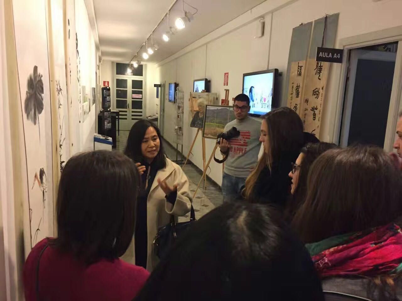 1.23 潘福燕副主任向参观展览的学生讲解中国书画中的深厚文化内涵.jpg